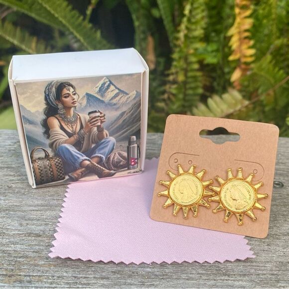 NIB New Everest Elegance Star Queen Round Gold Plated Coin Post Earrings - Picture 1 of 5